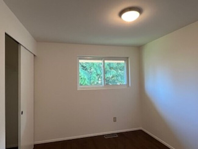 Building Photo - Completely Refreshed 4-Bedroom Shoreline Home