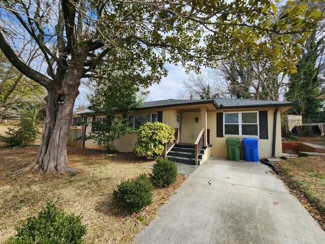 Building Photo - 214 Napoleon Dr SW