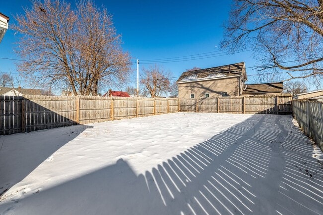 Building Photo - Charming 2 Bedroom Home with a Huge Fenced Yard & Garage