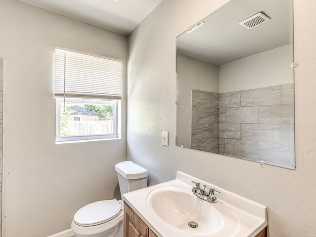 Building Photo - Charming Home + Balcony + Centrally Located in OKC + 3 bedrooms