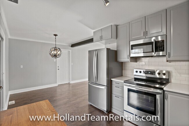 Building Photo - Updated Littleton House in GREAT LOCATION near Streets of SouthGlenn