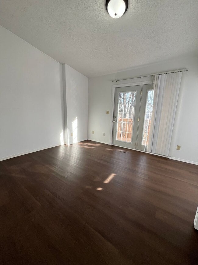 Building Photo - Rent Special - 3 Bed/2 Bath Duplex Apartment Near Downtown!