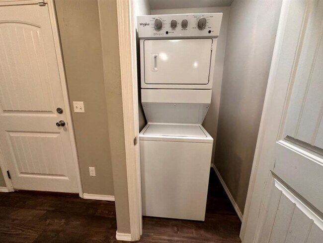 Building Photo - Charming 3-Bed Home w/ 2-Car Garage – Pet-Friendly