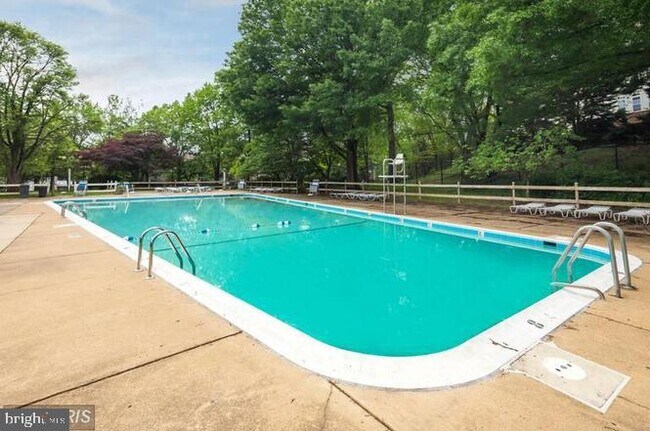 Building Photo - 5600 Bloomfield Dr