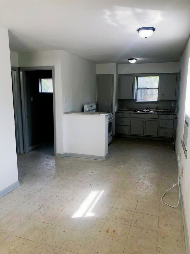 Building Photo - 404 James St