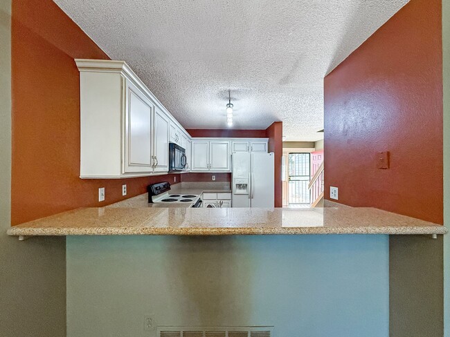 Building Photo - $0 DEPOSIT OPTION. CHARMING TWO-STORY TOWN...