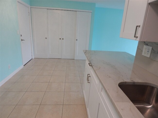 Building Photo - 3220 Bayview Dr