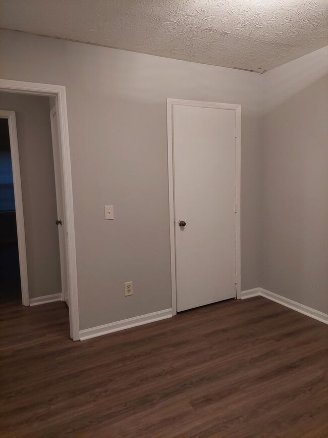 Building Photo - 3062 Viking Dr