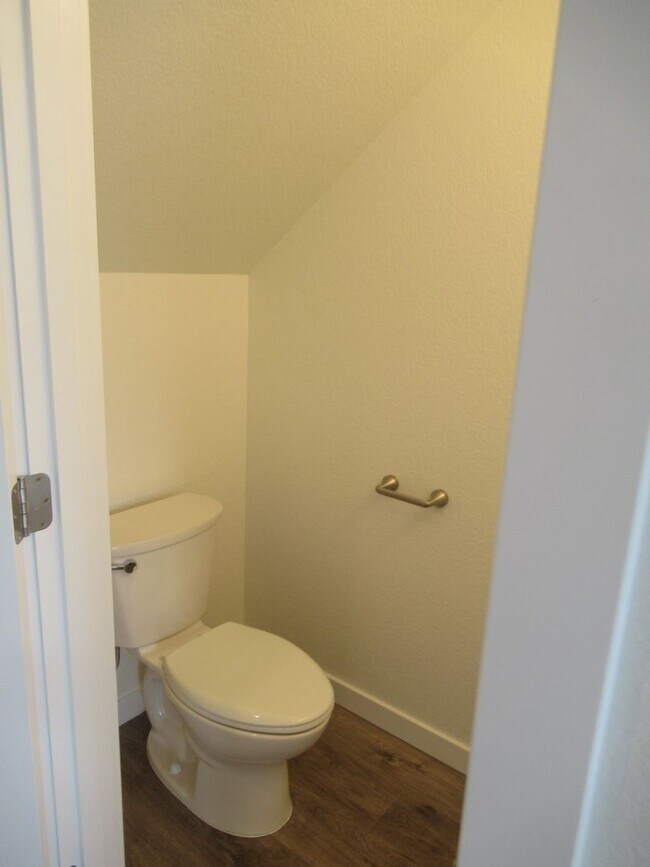 Building Photo - Newer Three Bedroom Duplex