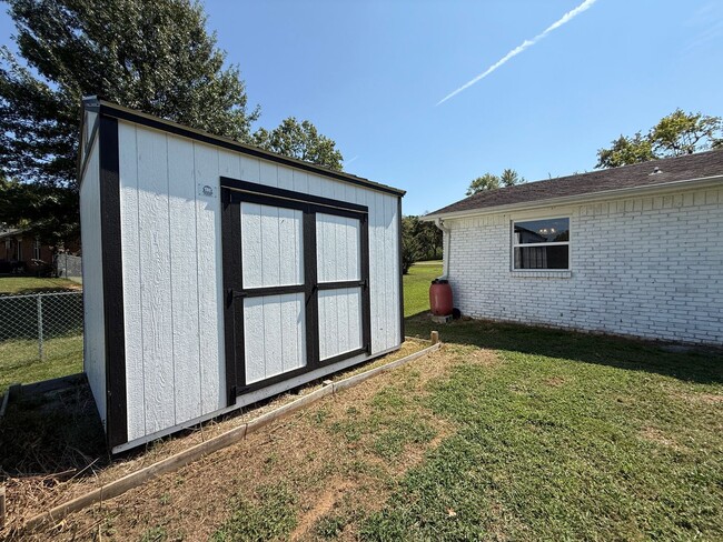 Building Photo - HUGE LOT, 3 BEDROOM FULLY UPGRADED KITCHEN...