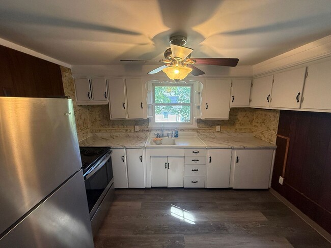 Building Photo - Single Family-half double- 2 bedroom/1 bat...