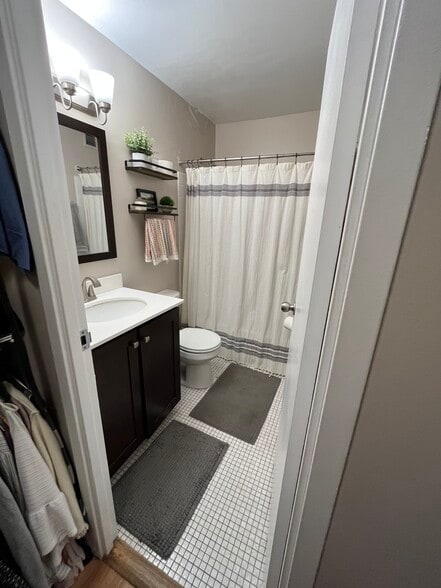 Bath - 1636 N Wells St