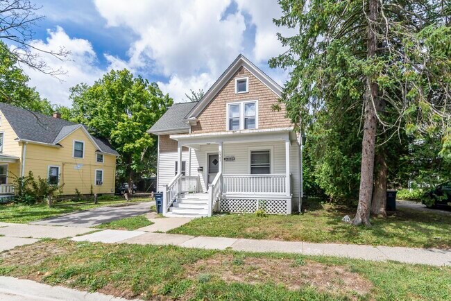 Building Photo - 831 Brookwood Pl