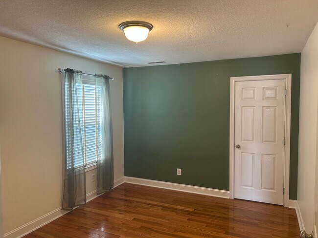 Building Photo - 2807 Oakleigh Twp Dr