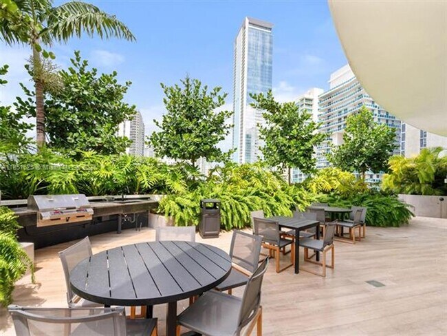 Building Photo - 700 NE 24th St