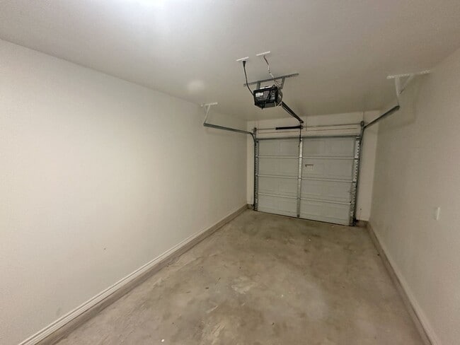 Building Photo - Beautiful 3 Bedroom 2 Bath Duplex availabl...