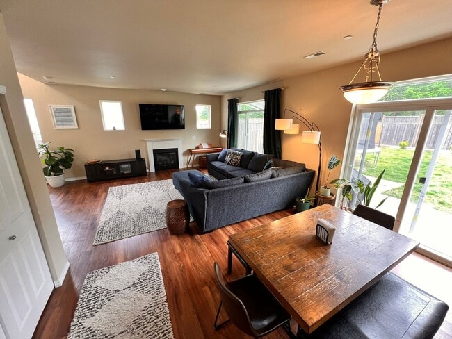 Building Photo - Spacious 3BR/2.5BA w/ Open Floor Plan, Fenced Yard, Office Nook & Garage