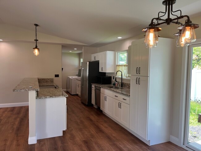 Building Photo - 16-2063-2063 Pearl Dr