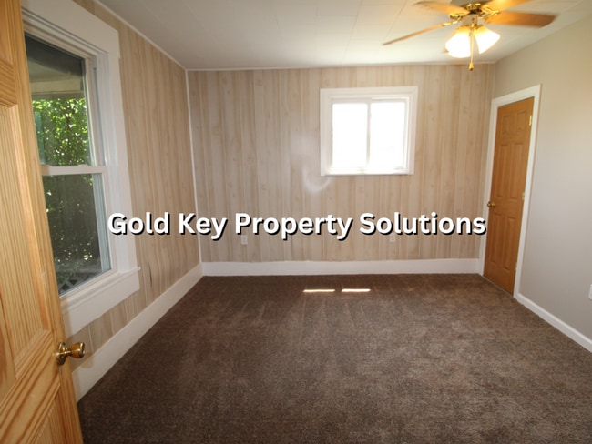 Building Photo - Updated 2 BR 1 BA House with Garage and Ce...
