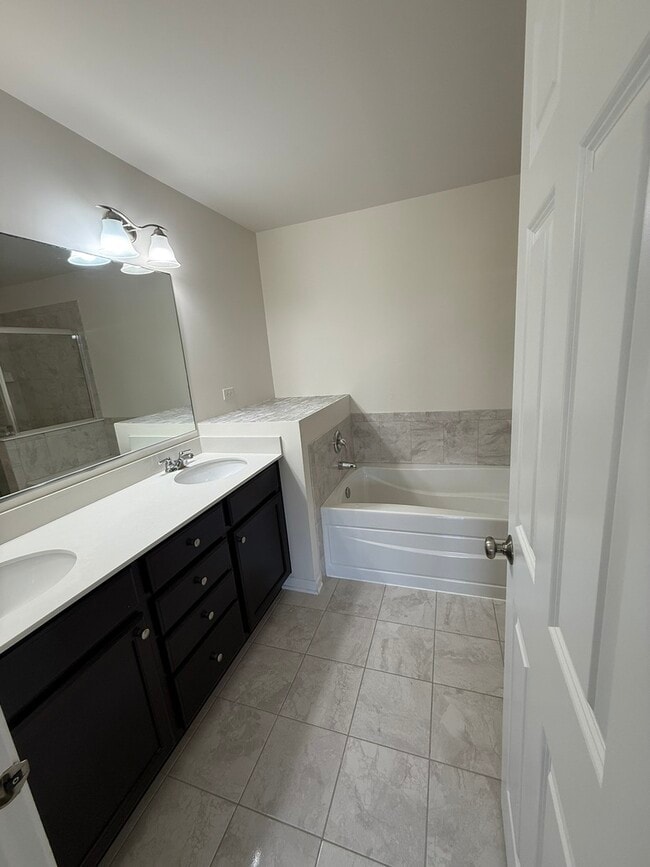 Building Photo - 2856 Henley Ln