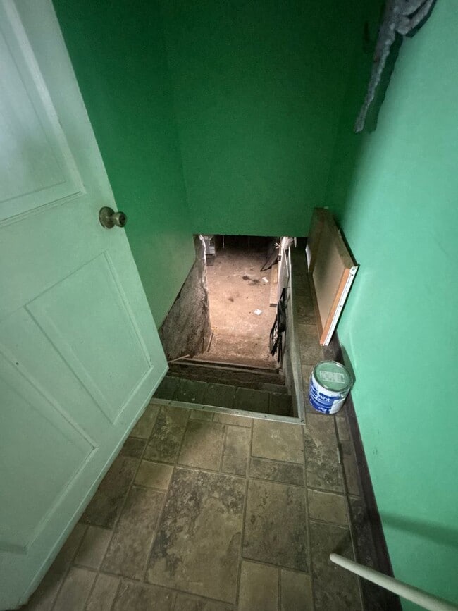 Building Photo - 4 Bedroom, 2 Bathroom House