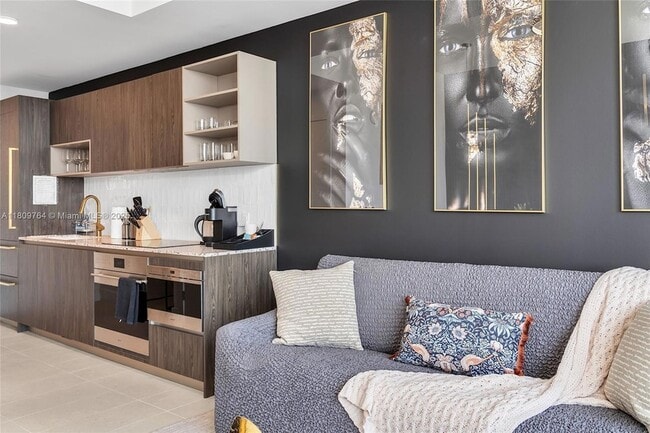 Building Photo - 601 NE 1st Ave