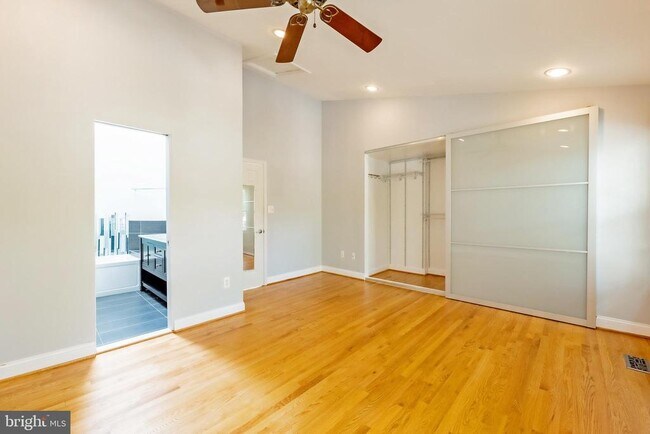 Building Photo - 215 Lynn Manor Dr