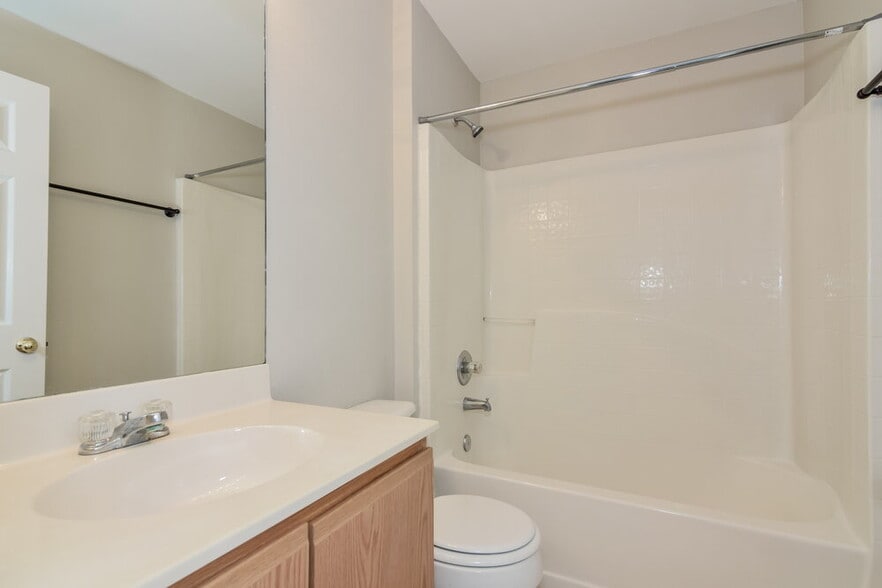 Building Photo - 5919 Lake Front Dr