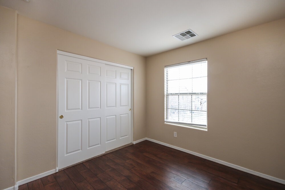 Building Photo - 1450 E Mia Ln