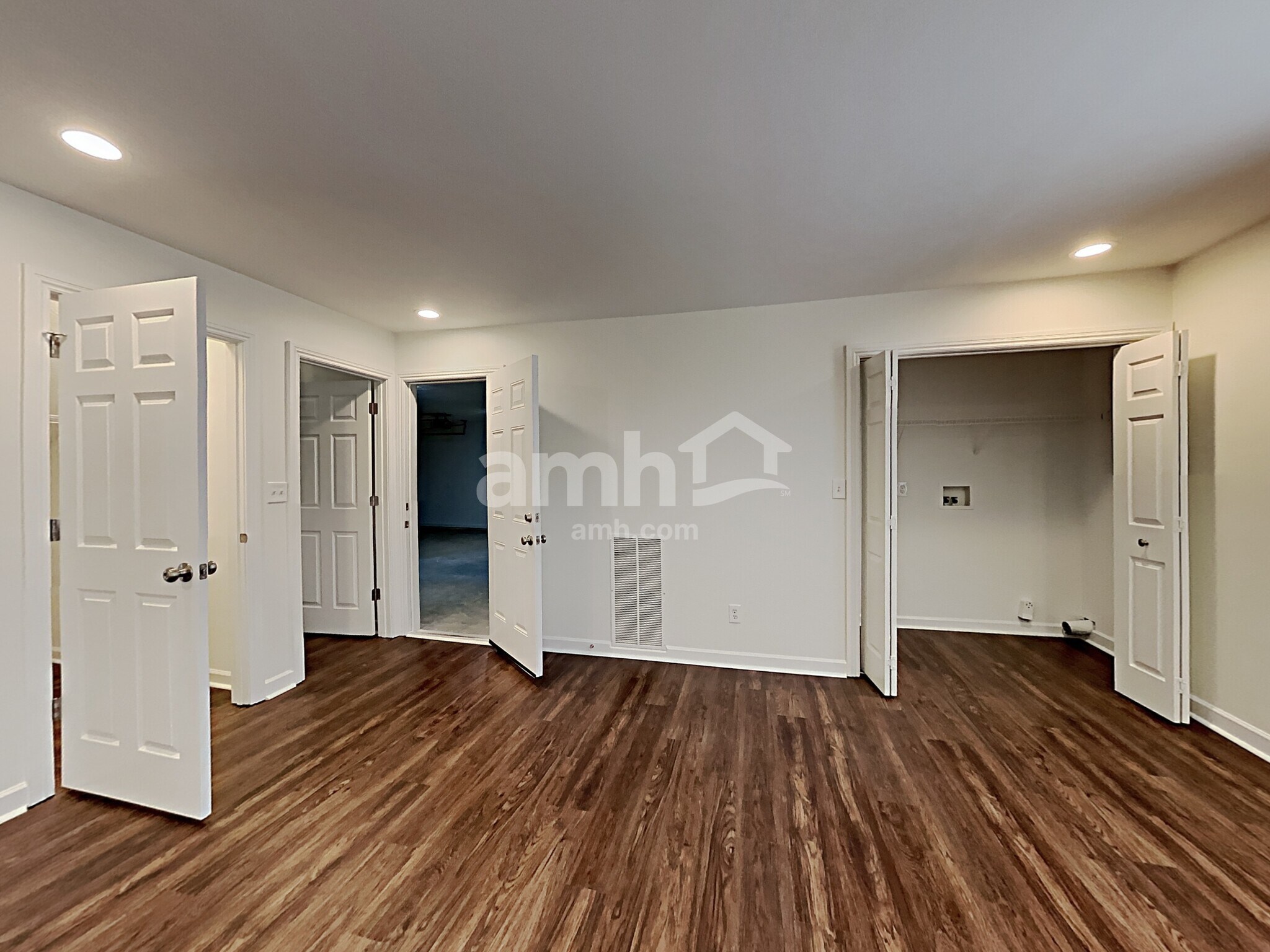 Building Photo - 1772 N Oak Dr