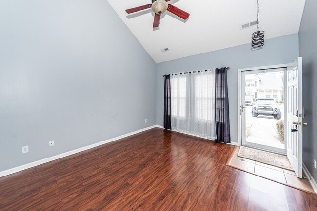 Building Photo - 3 Bedroom, 2.5 Bathroom Townhome in Lakes of Summerville - Summerville