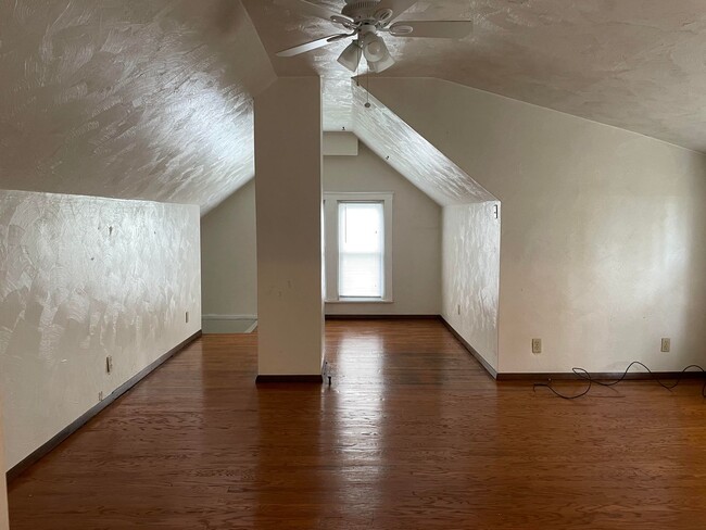 Building Photo - 2 Bedroom 2 Bathroom Single Family Home (B...