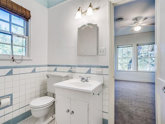 Building Photo - "Charming 3-Bedroom Home on University Blvd – Spacious 2402 Sq Ft with 2 Full Baths in Prime Univ...