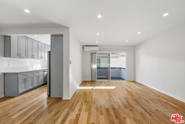 Building Photo - 1425 N Harper Ave