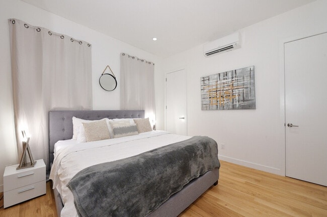 Building Photo - 348 W 45th St