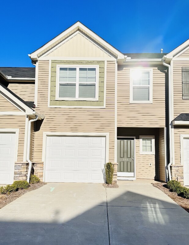Building Photo - 813 Stonebriar St