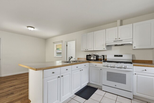Building Photo - Fantastic location, move in ready! 1 bed, one bath, HUGE kitchen!
