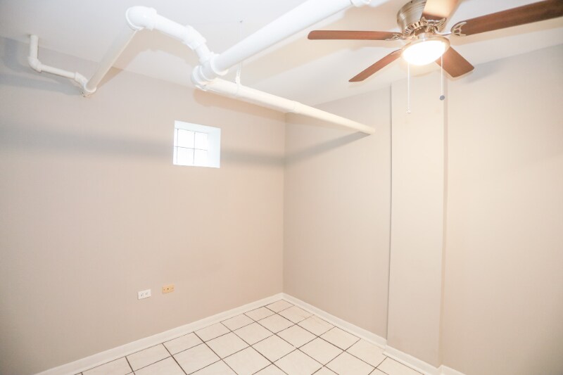 Building Photo - 1318 W Foster Ave