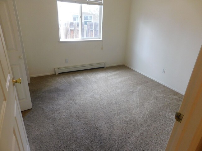 Building Photo - 3 bedroom home with fenced yard and garage...
