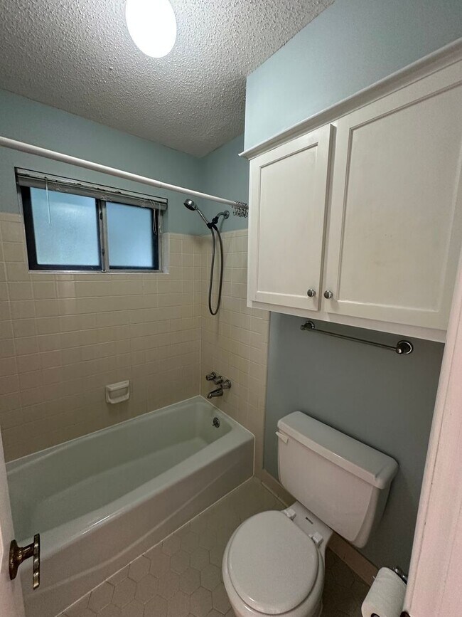 Building Photo - Showings may begin 7/1/26. Spacious Germantown home! Walking distance to Farmington Elementary. S...