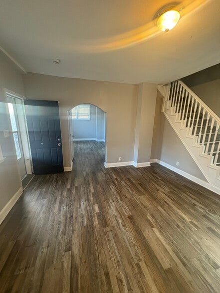 Building Photo - 2525 W Cold Spring Ln