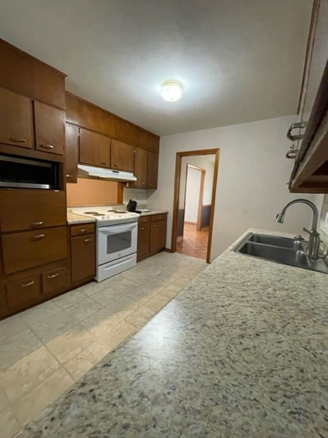 Building Photo - Alcoa 37701 - 3 bedroom, 2 bath ranch home with a carport - Contact Debra Johnson (865) 591-8281