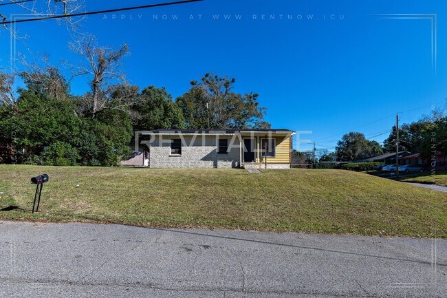 Building Photo - **Reduced Price** Adorable 3 Bedroom/1 Bat...