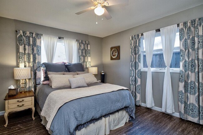 Building Photo - Pre-Leasing - 3 bed 2 bath