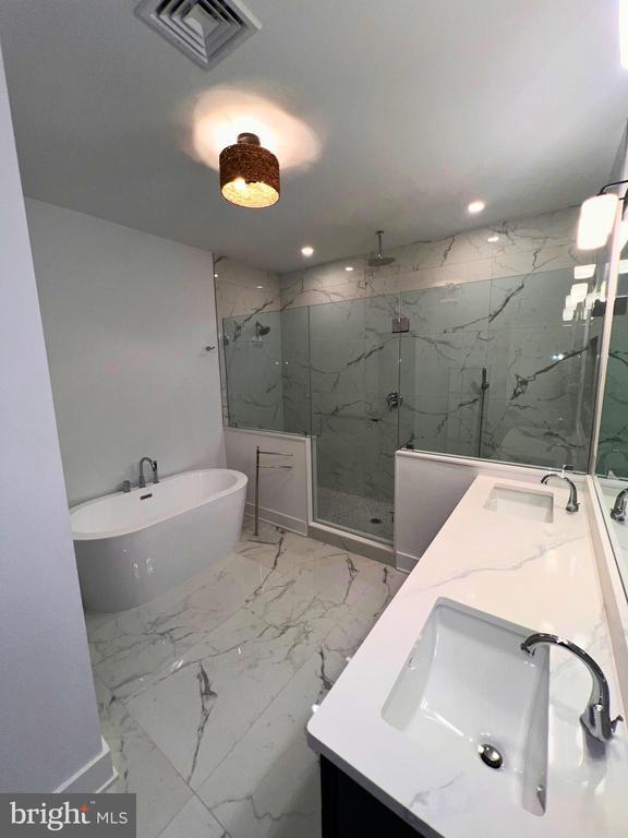 Building Photo - 986 Henry Ave