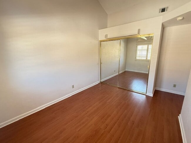 Building Photo - Conveniently located home in Irvine