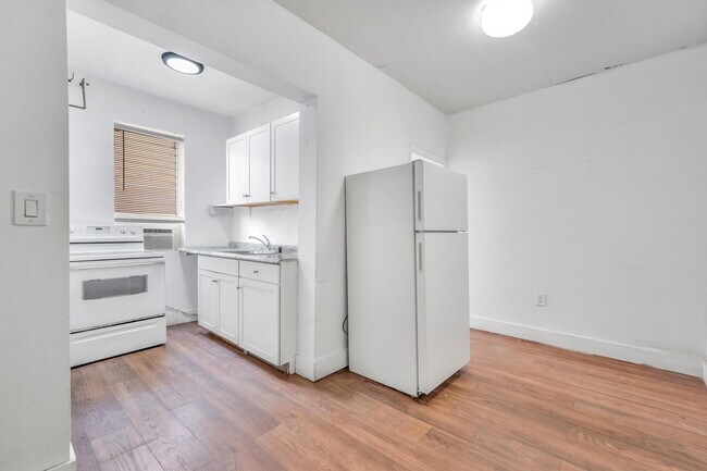 Building Photo - 1554 SW 5th St