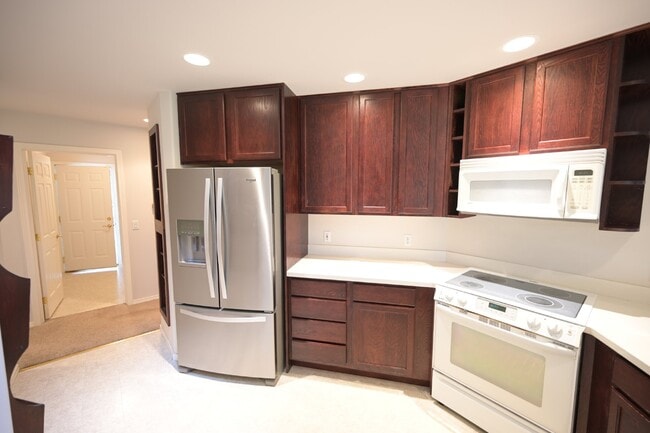 Building Photo - 2 bed + office, 2 bath, 2 car garage condo...