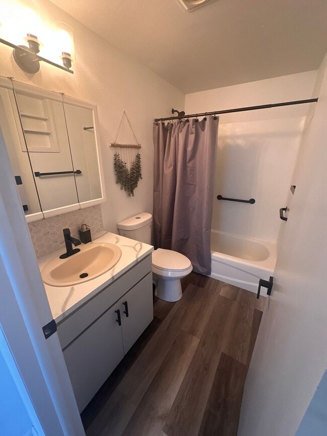 Building Photo - Charming Duplex in Desirable Neighborhood