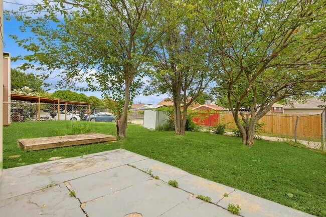 Building Photo - 2502 High Hollow Dr